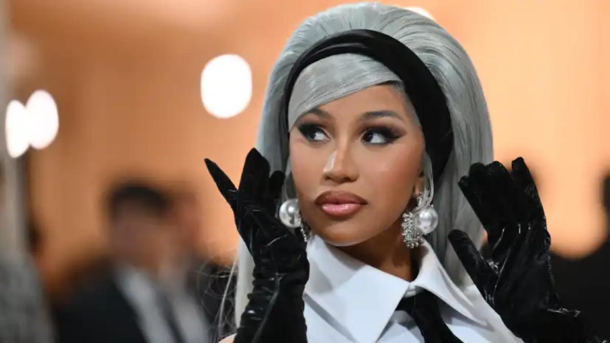 Investigan a Cardi B por lanzar un micrófono al público