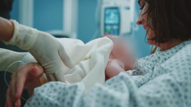 ¿Podrías enfrentar problemas legales si viajas como turista embarazada a EEUU y tu bebé nace en el país?