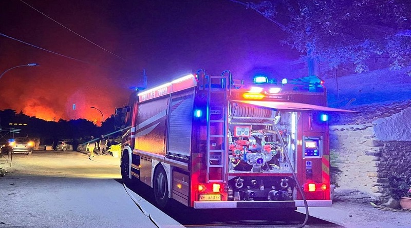 Se agravan incendios en la isla italiana de Sicilia