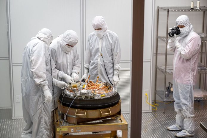NASA trae por primera vez a la Tierra una pieza de un asteroide