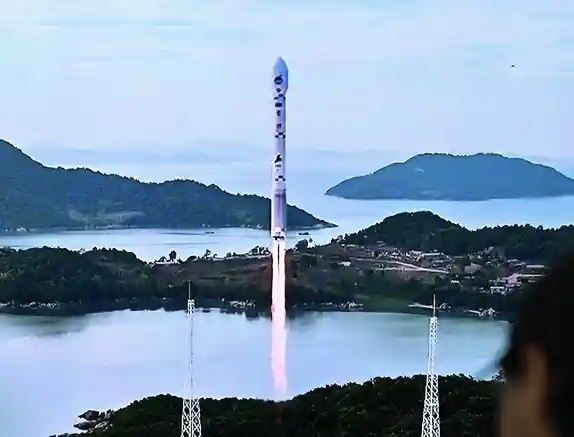 Corea del Sur sanciona a norcoreanos por lanzar satélite