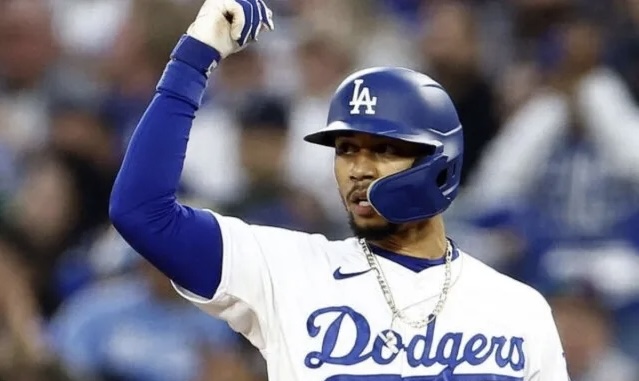 Mookie Betts sale lesionado ante los Marlins y prende las alarmas en los Dodgers
