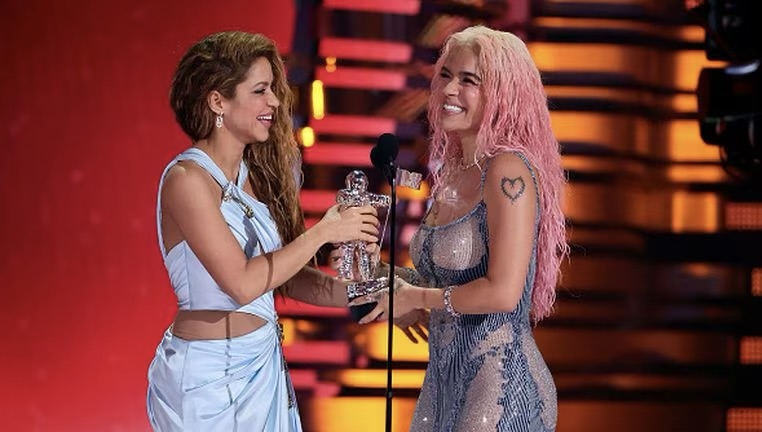 Shakira y Karol G ganan como la Mejor Colaboración del Año con ‘TQG’ en los VMAs 2023
