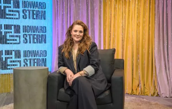 Drew Barrymore es criticada por retomar su show en medio de la huelga