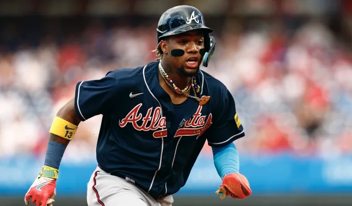 MLB: ¡Abusador! Ronald Acuña Jr. castiga a los Phillies y queda a un hit de lograr esta hazaña