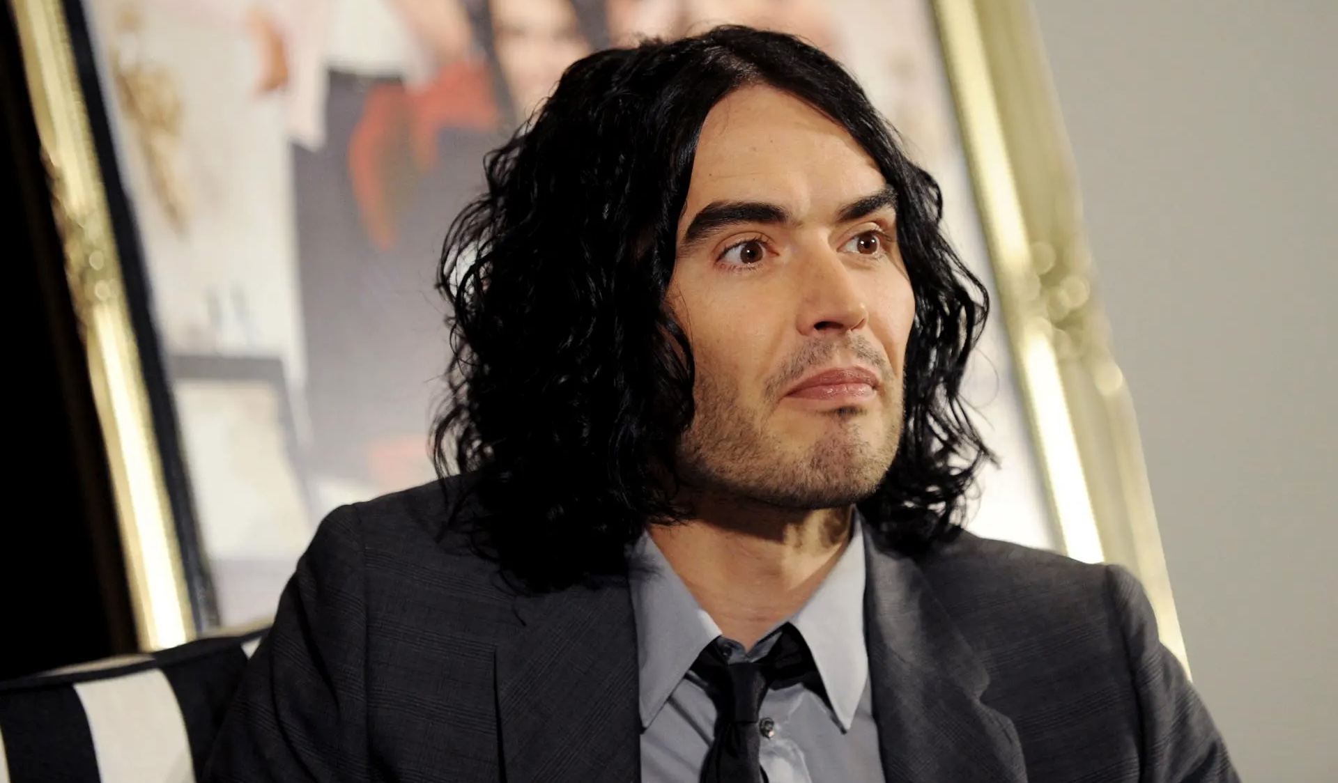 El actor y comediante británico, Russell Brand, es acusado de abuso sexual