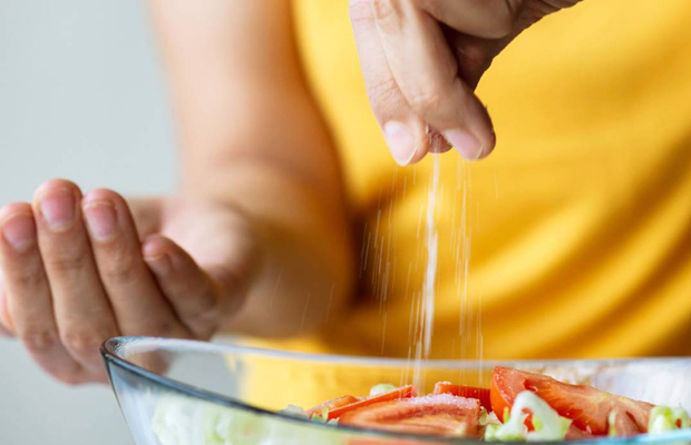 Estudio advierte sobre los riesgos de agregar sal a la comida después de cocinarla