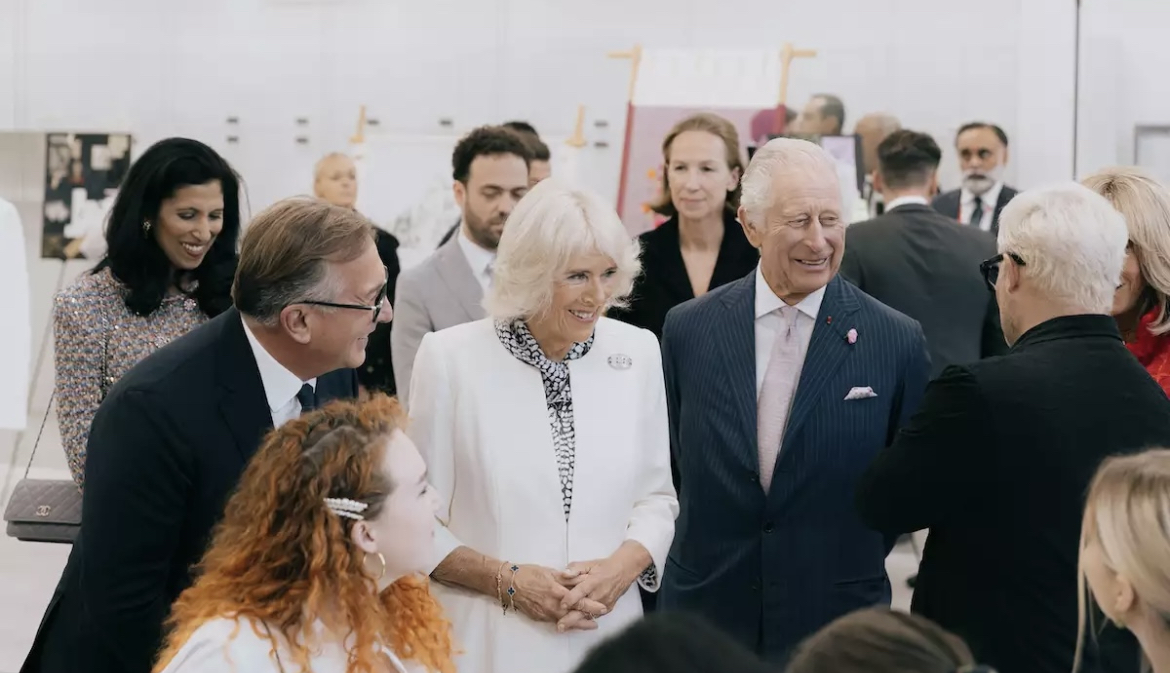 El rey Carlos y Camila visitan academia de Chanel (+ Fotos)