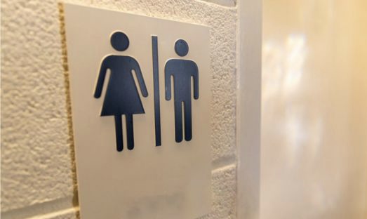 El gobernador de California firma una ley que exige baños neutros en cuanto al género en las escuelas para 2026