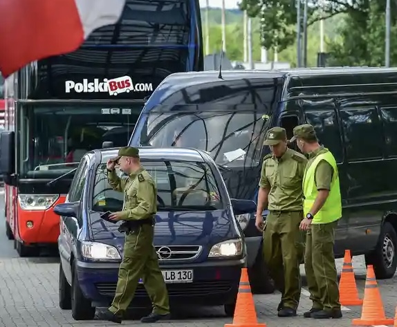 Alemania, Polonia y República Checa vigilan fronteras por migrantes