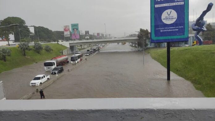 Lluvias y fuertes vientos afectaron varios sectores de Caracas