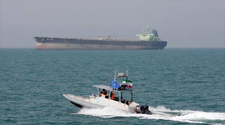 Incautan dos buques con petróleo de contrabando en Irán