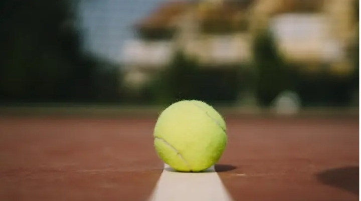 ¿Por qué las pelotas de tenis son amarillas?
