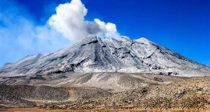 Perú extiende estado de emergencia en el sur por el volcán Ubinas