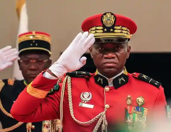 Líder golpista de Gabón jura como «presidente de transición»