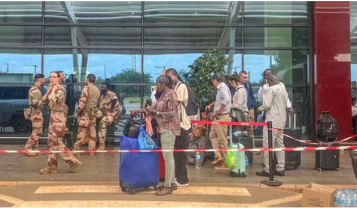 Le Monde: Francia inicia conversaciones sobre la retirada de sus tropas de Níger