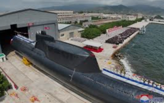 Corea del Norte presenta su primer submarino equipado con armas nucleares tácticas