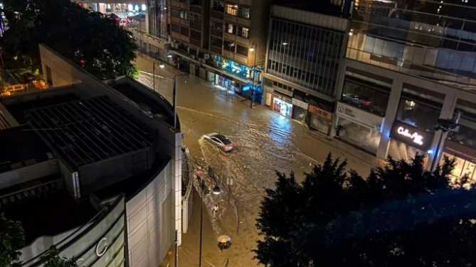 Lluvias récord convierten las calles de Hong Kong en ríos (+ Video)