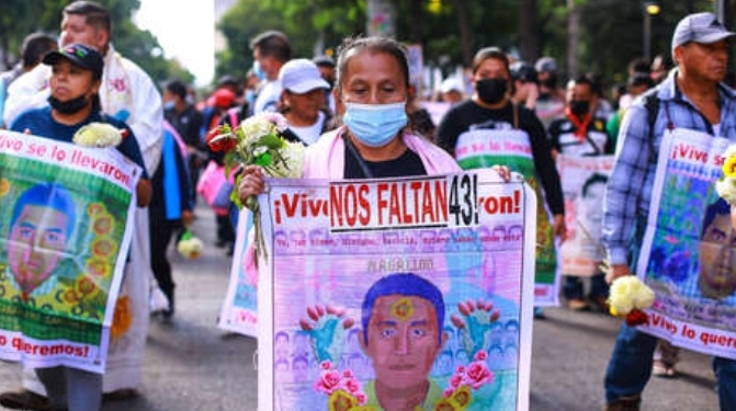 Los ‘chats’ de Ayotzinapa: López Obrador propone consultar a familiares de víctimas antes de publicarlos