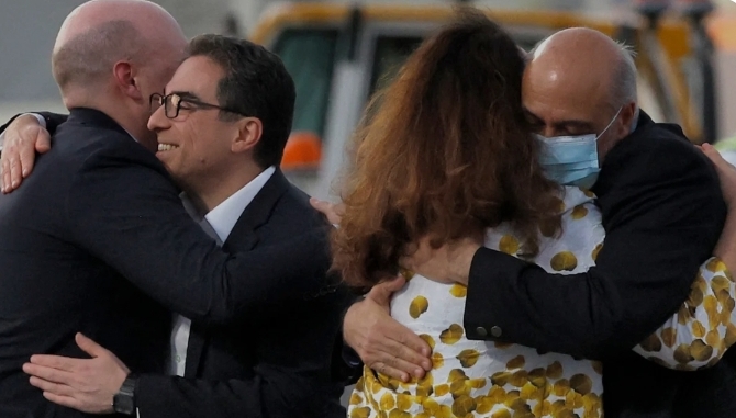 Estadounidenses liberados por Irán llegan a Washington