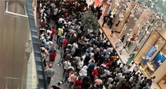 Caos en un centro comercial de Dubái: Las personas enloquecen al querer comprar el iPhone 15