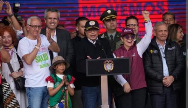 Petro propone reformar los servicios públicos de Colombia