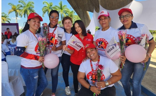 Movimiento Manuelita Sáenz celebra Primer Aniversario con entrega de financiamientos a mujeres del sector transporte
