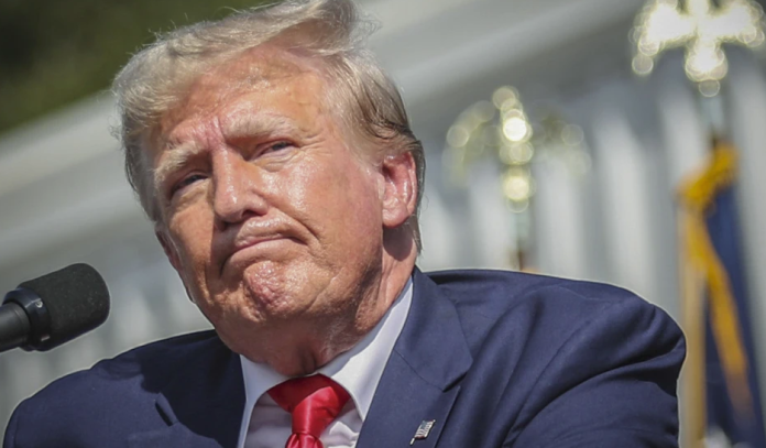 Juez dictamina que Trump cometió fraude inmobiliario