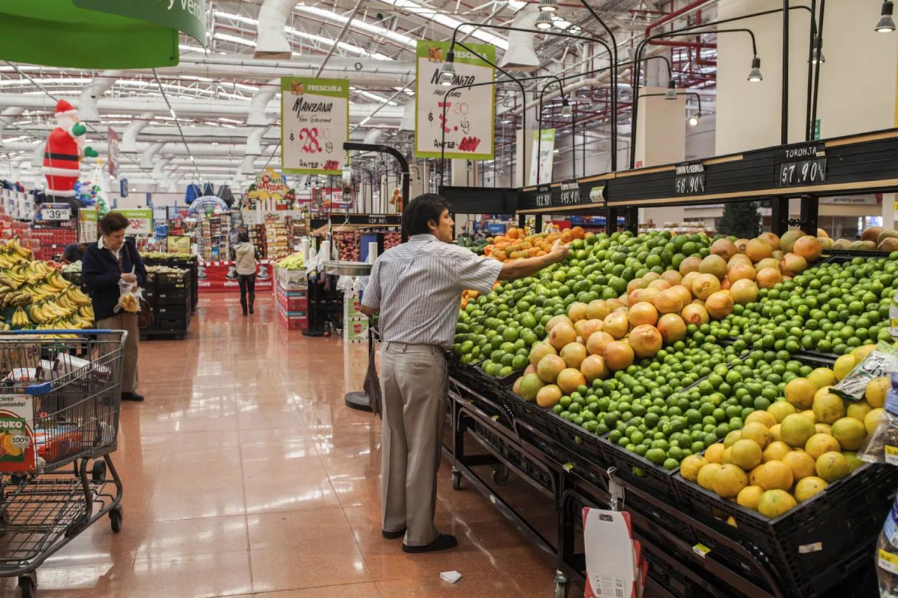 Hogares mexicanos moderan sus compras en supermercados
