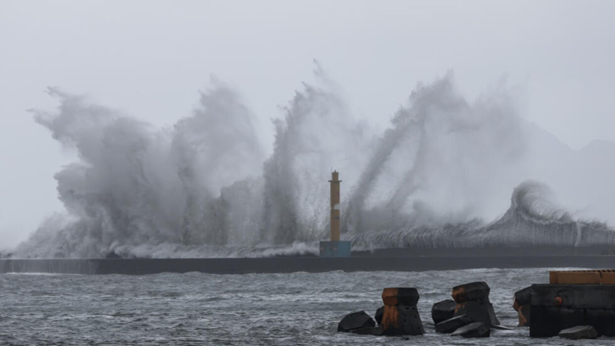 El tifón Haikui azota el sureste de Taiwán con vientos de hasta 191 kilómetros por hora