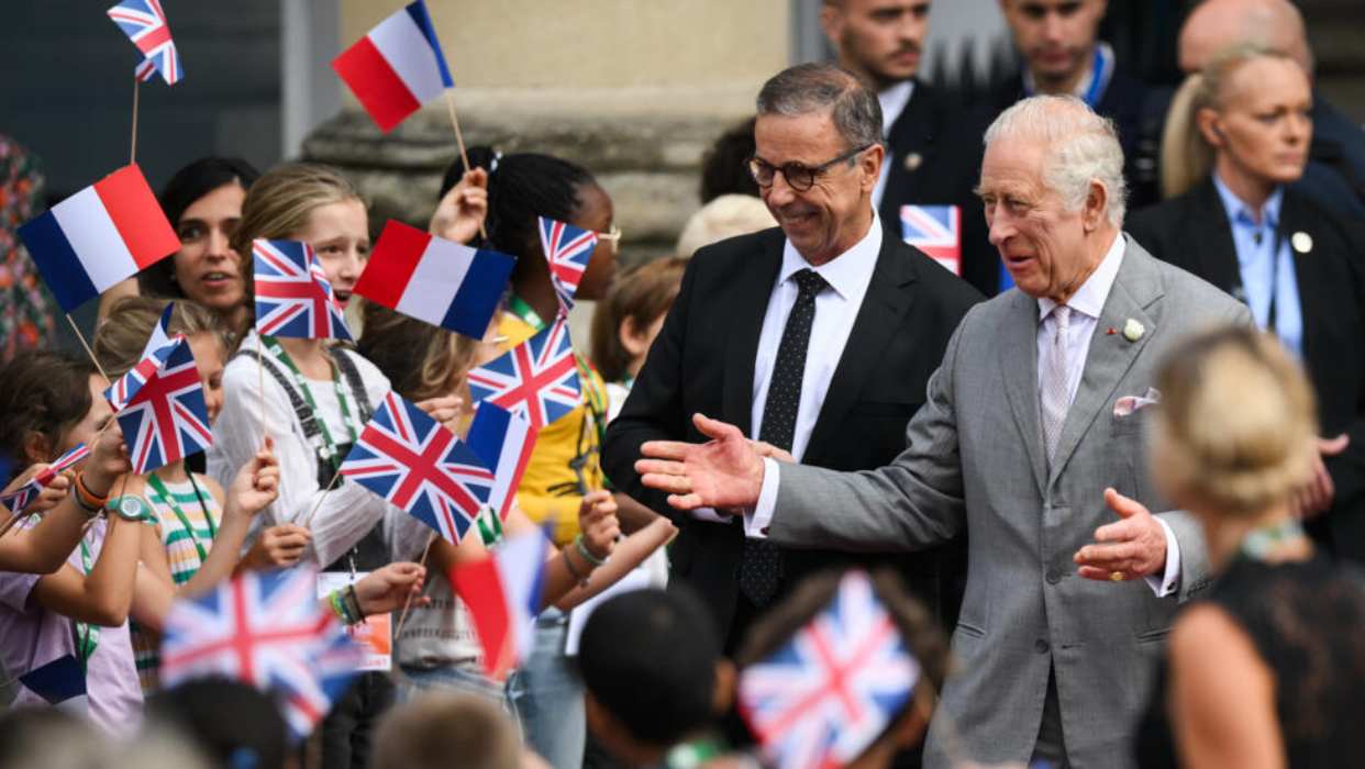 El rey británico Carlos III concluye su viaje a Francia con un toque medioambiental