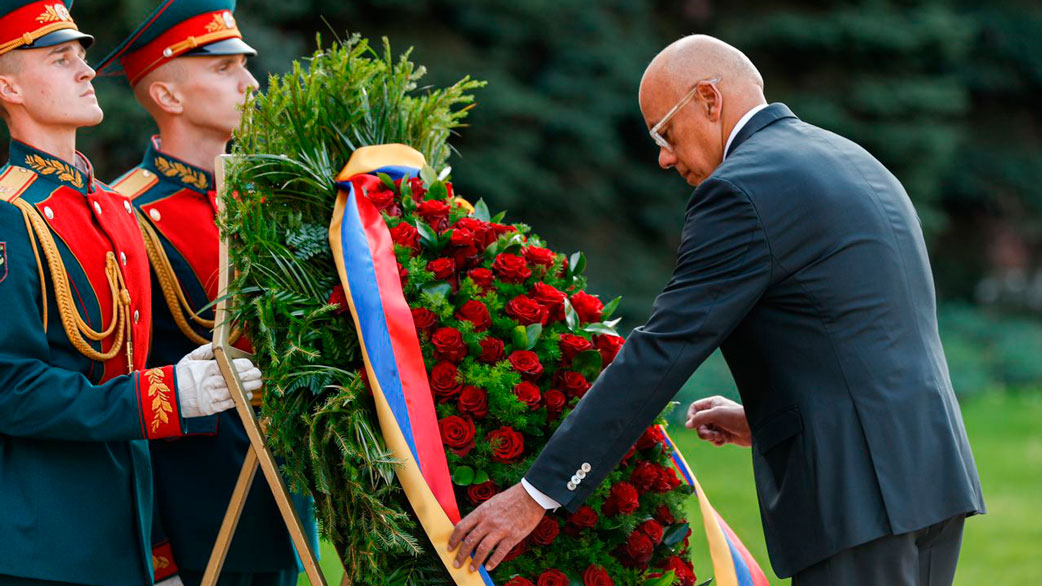 Jorge Rodríguez rindió honores al Libertador y al Soldado Desconocido en Moscú