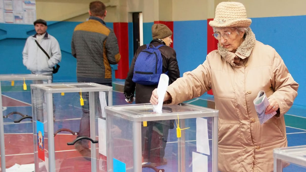 Las regiones anexionadas Lugansk y Jersón votan por anticipado en elecciones locales rusas