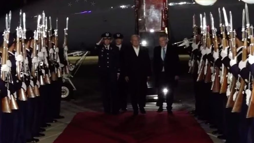 Presidente de México llega a Chile en visita oficial