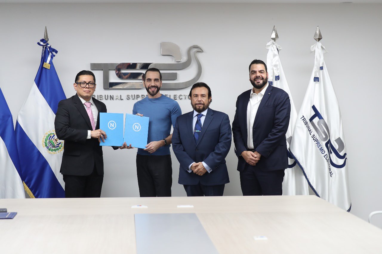 Presidente de El Salvador Nayib Bukele inscribe su candidatura a reelegirse