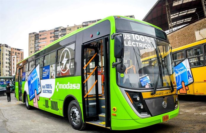 Presentan primer autobús eléctrico fabricado en Perú