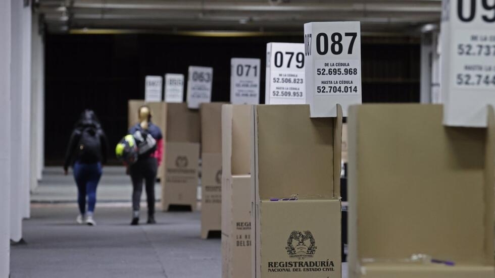 Cierran centros electorales en Colombia y avanza el escrutinio