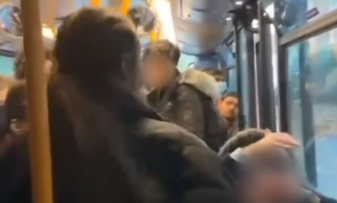Una mujer inmigrante atacó a niños en un autobús en Londres (+ Video)