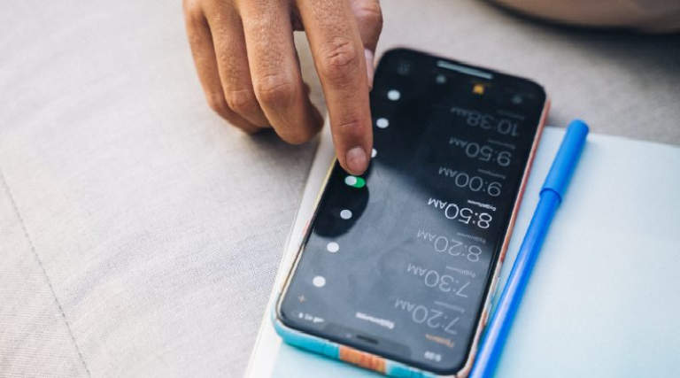 ¿Poner muchas alarmas seguidas ayuda o perjudica nuestro sueño?