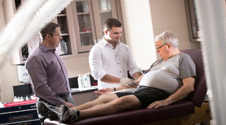 Dormir mal empeora problemas de salud en ancianos obesos