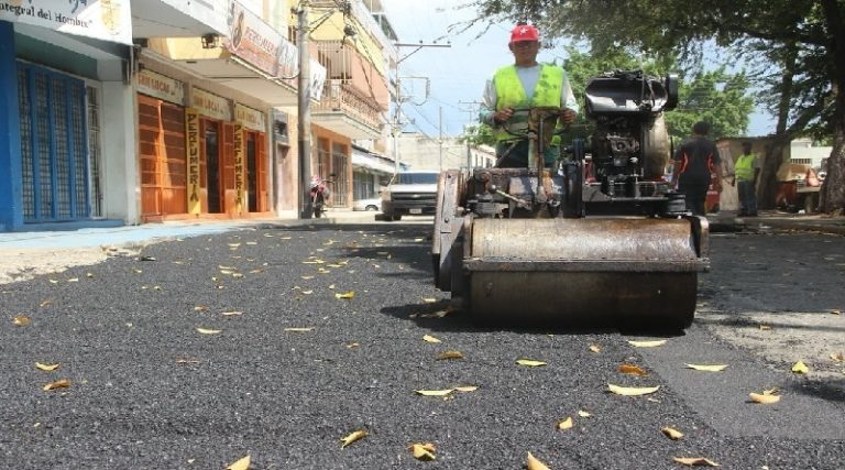 Ejecutan labores de repavimentación en avenida principal de San Agustín en Aragua