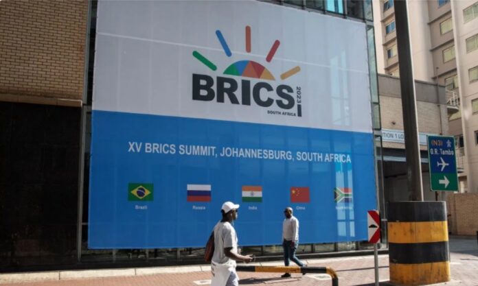 Brics crearán sistema de pagos alterno al Swift