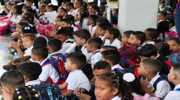 Presidente Maduro resalta entusiasmo de estudiantes del C.E. Eligio Méndez