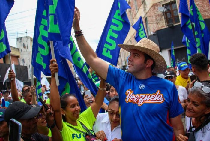 Carlos Prosperi recorrió las calles de Barquisimeto en la «marcha de la prosperidad hacia el futuro»