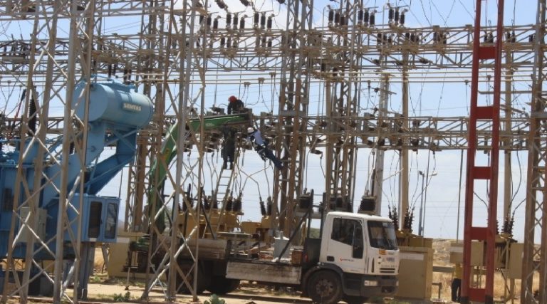 Ejecutan labores de desmalezamiento en subestación eléctrica Tucacas