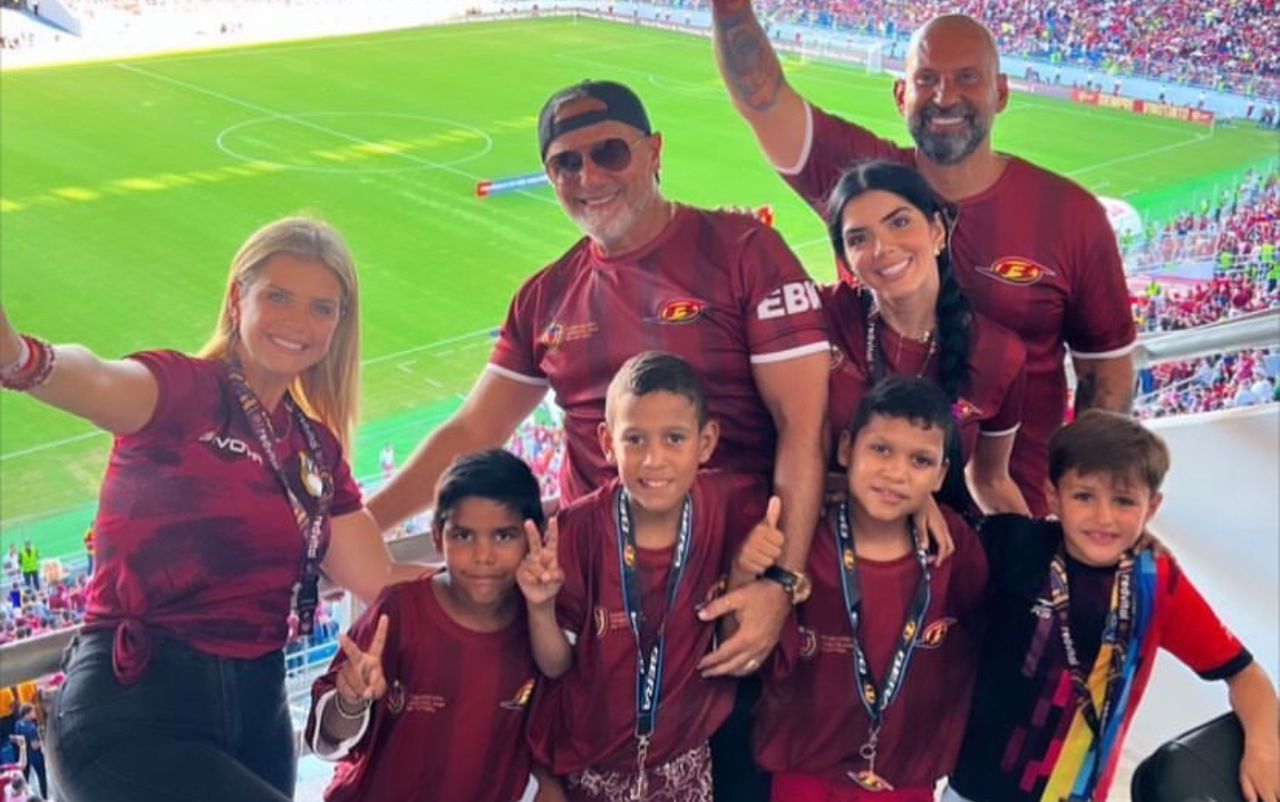 Dueño de Motos Bera junto a su familia y artistas dieron sorpresa a niños llevándolos al juego de la Vinotinto (+ Fotos)