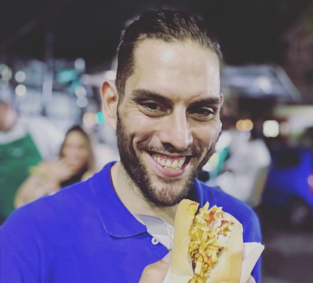 ¡A comerse uno! Juan Requesens lo primero que hizo fue irse a comer un perrito caraqueño