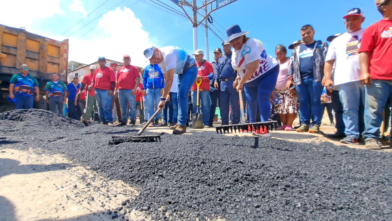Echando asfalto|Gobernador Primitivo se fue al pueblo de San Rafael de Onoto con el plan “Cero huecos” (+ Video)