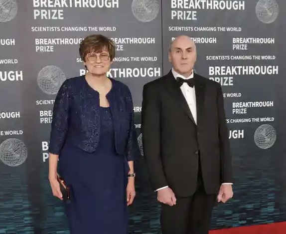 Ganan premio Nobel de Medicina por desarrollo de vacunas ARN mensajero