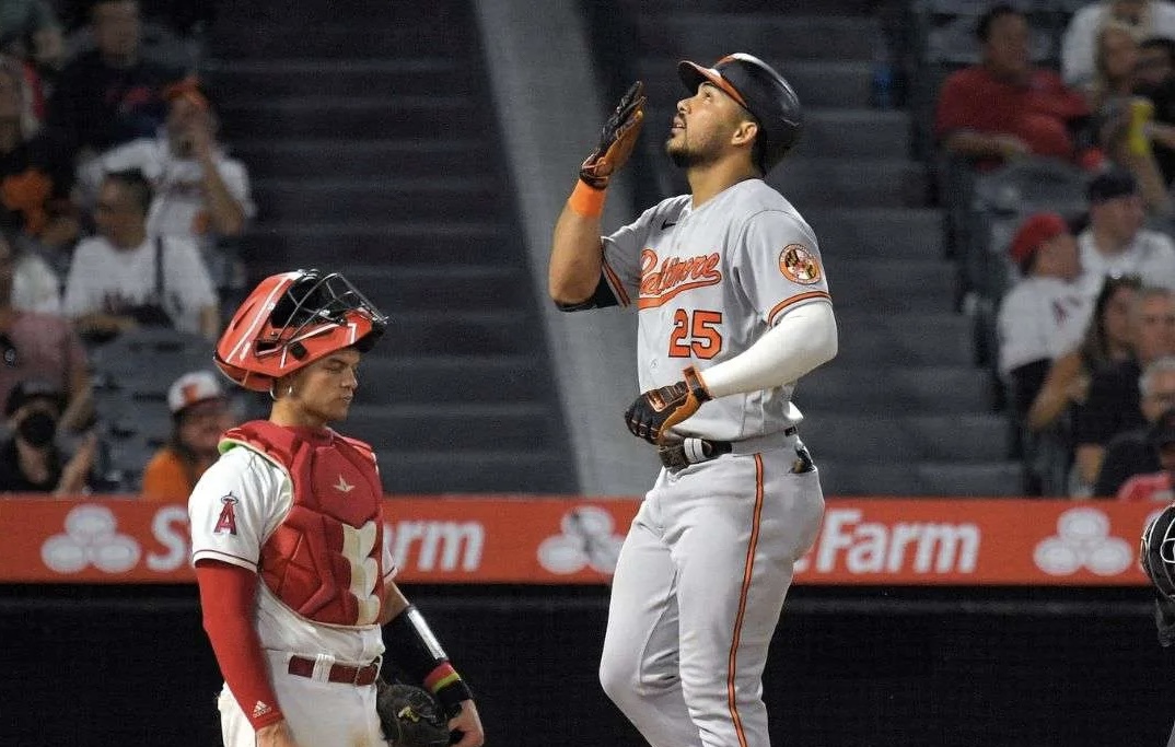 Anthony Santander se estrena en playoffs